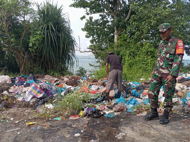 Babinsa Laboh Pimpin Gotong Royong, TNI Hadir Jaga Lingkungan dan Cegah Banjir