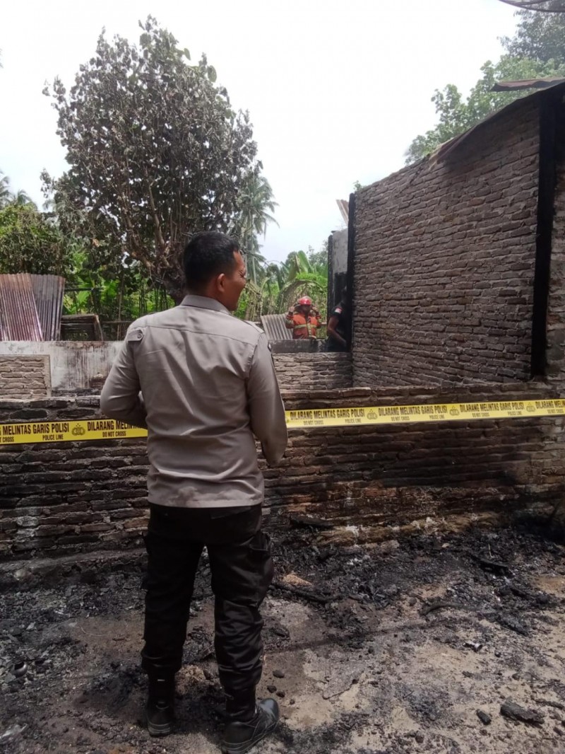 ISatu Unit Rumah Permanen Terbakar, Kapolsek Bangun Langsung Turun ke Lokasi Kejadian