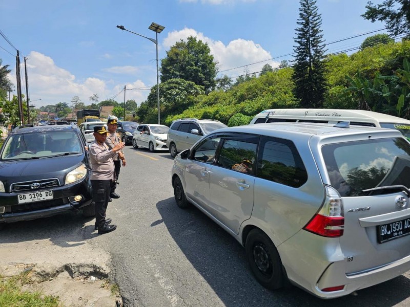Kapolres Simalungun  Urai Arus Lalu Lintas Toba-parapat