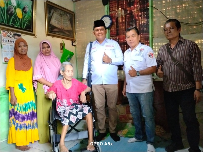 Tangis Nek Asnah Pecah Saat Menerima Kursi Roda dari Junstar Ritonga Ketua DPD Pasukan 08 Sumut