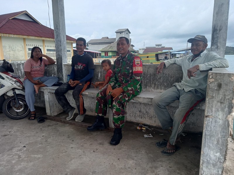 Babinsa Penaah Pererat Silaturahmi Jelang Lebaran, Ajak Warga Siap Sambut Mudik Aman dan Lancar