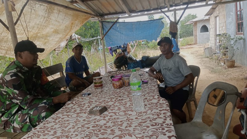 Harmoni Pasca-Lebaran di Pesisir Lingga : Komunikasi Sosial Babinsa Wujudkan Lingkungan Yang Aman