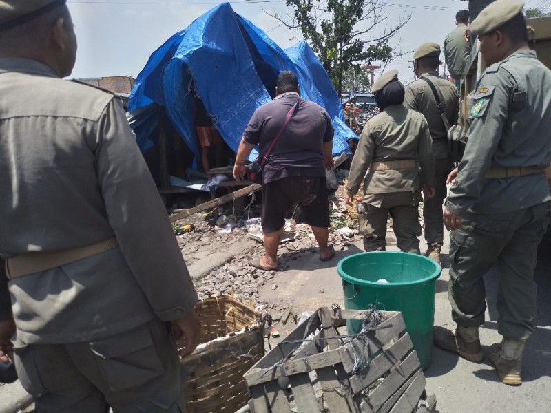 Bongkar Lapak PKL, Petugas dan Pedagang Nyaris Bentrok