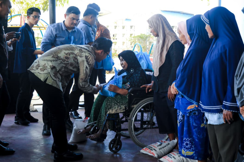 Ramadhan Berbagi dengan Warga Belawan, Rico Waas: Hidup Harus Saling Peduli dan Membantu