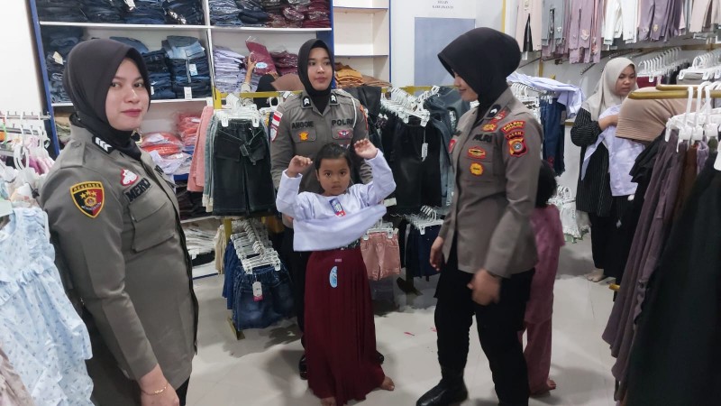 Kapolres Aceh Selatan Salurkan Bantuan untuk Korban Kebakaran, Polisi Lakukan Trauma Healing bagi Anak
