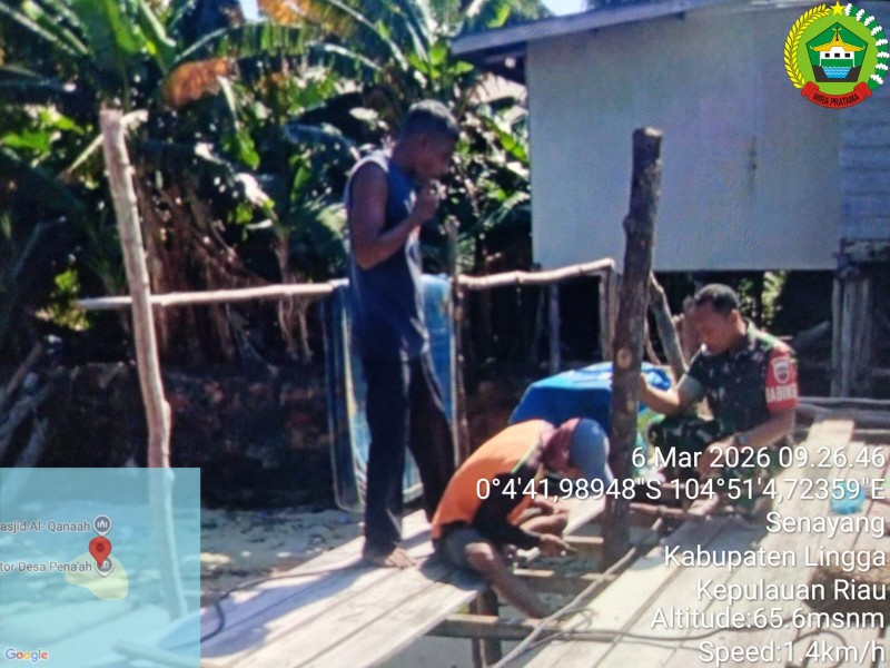 Perkuat Kemanunggalan TNI-Rakyat, Babinsa Penaah Bantu Renovasi Rumah Warga*