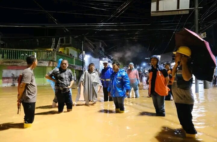 Wali Kota Sibolga Turun ke Lokasi Banjir Muara Pinang: Pemkot akan Normalisasi Semua Parit