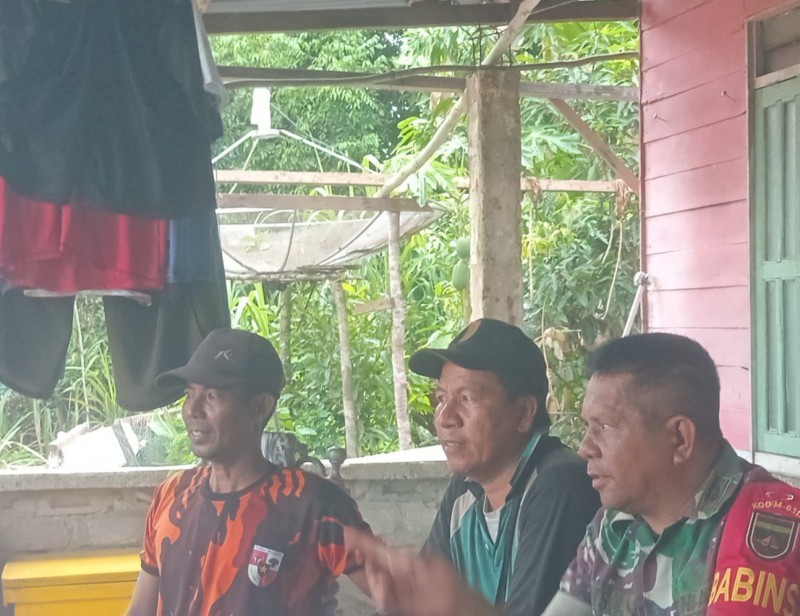 Cegah Kebakaran dan Penyakit di Musim Kemarau, Babinsa Rejai Ajak Warga Gotong Royong