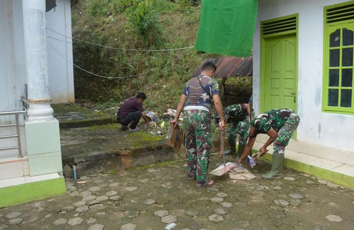 Jelang Berbuka Puasa, Satgas TMMD ke-127 Kodim 0212/ Tapsel Bersihkan Lingkungan Mesjid Nurul Huda di Angkola Sangkunur