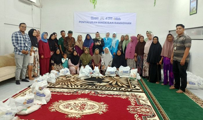 Ramadan Penuh Berkah, BRI Kanca Panyabungan, YBM Brilian dan IWABRI Berbagi Bingkisan kepada Masyarakat
