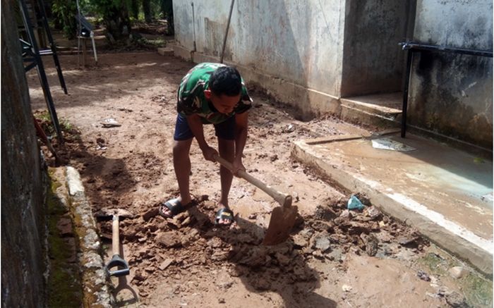 Pasca Banjir Bandang di Wilayah Tapsel, Satgas TMMD ke-127 Kodim 0212/Tapsel Bersihkan Lingkungan Sekitar Mesjid Nurul Huda di Angkola Sangkunur
