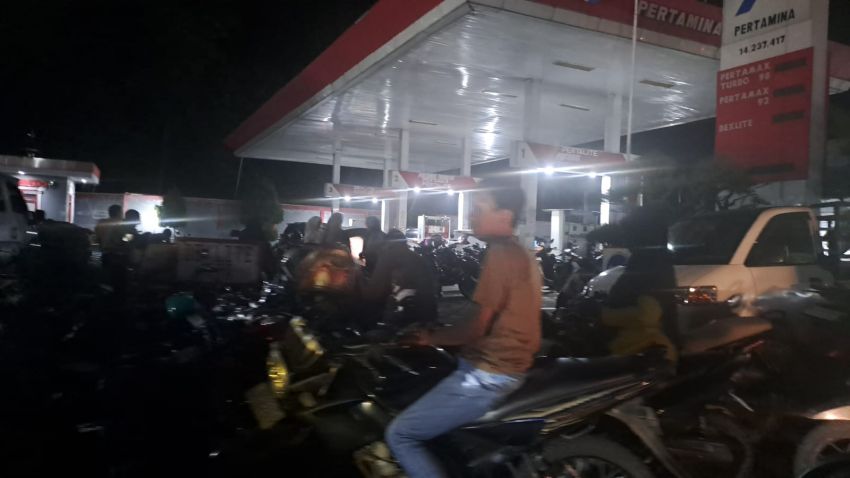 Antrean BBM Mengular di Tapaktuan hingga Malam Hari, Kendaraan Padati Jalan Nasional