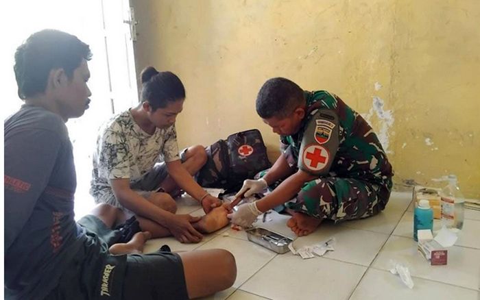 Satgas TMMD ke-127 Kodim 0212/ Tapsel Gercep Berikan Bantuan Kepada Warga Angkola Sangkunur Yang Tertusuk Duri Sawit