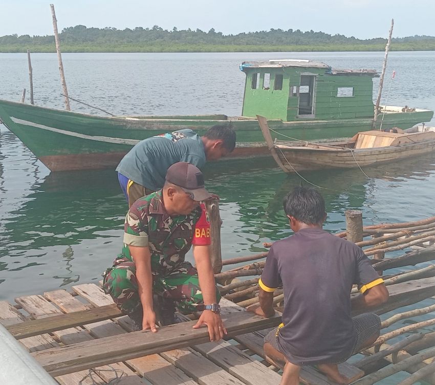 Babinsa Tanamkan Semangat Gotong Royong Demi Perkuat Kemanunggalan TNI dan Rakyat di Rejai