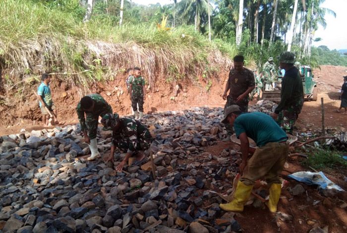 Satgas TMMD  ke-127 Kodim 0212/Tapsel Kebut Pengerjaan Pengerasan Badan Jalan di Lingkungan 2 Pasir Bidang Angkola Sangkunur