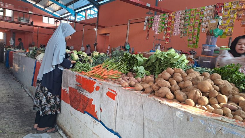 Dua Pekan Jelang Lebaran, Harga Sayur di Pasar Inpres Tapaktuan Masih Stabil