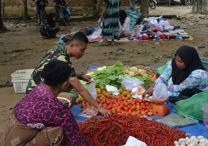 Berbelanja ke Pekan Rabu, Satgas TMMD ke127 Kodim 0212/ Tapsel Lakukan Humanis Kepada Pedagang di Kelurahan Sangkunur