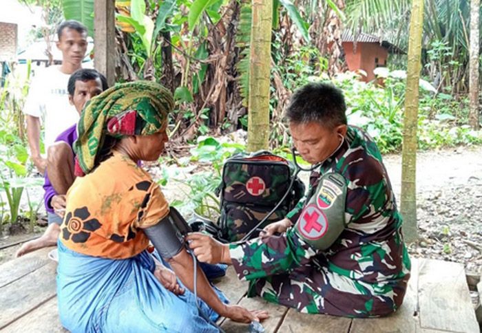 Serka A. Rambe Tim Medis Satgas TMMD ke-127 Kodim 0212/Tapsel Berikan Pengecekan Kesehatan Kepada Siti Halimah Warga Angkola Sangkunur