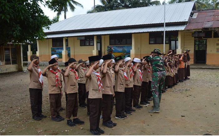 Satgas TMMD ke-127 Kodim 0212/Tapsel Berikan Latihan PBB Kepada Murid SDN  101302 Simataniari di Kelurahan Sangkunur Kec, Angkola Sangkunur