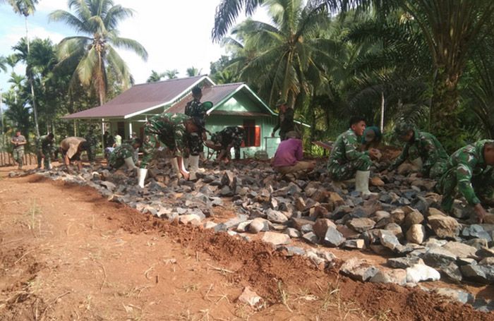 Kapten Inf M. Rambe Langsung Terjun Laksanakan Pengerjaan Pengerasan Badan Jalan di Lingkungan 2 Pasir Bidang Angkola Sangkunur