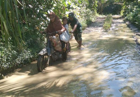 Aksi Heroik Satgas TMMD Ke-127 Kodim 0212/Tapsel Bantu Mendorong Sepeda Motor Warga Angkola Sangkunur Yang Akan Menyeberangi Aliran Sungai