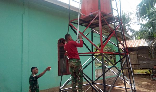 Ditengah Kesibukan Program Fisik TMMD, Satgas TMMD ke-127 Kodim 0212/ Tapsel Laksanakan Pengecetan Tong Air (Toren) di Angkola Sangkunur