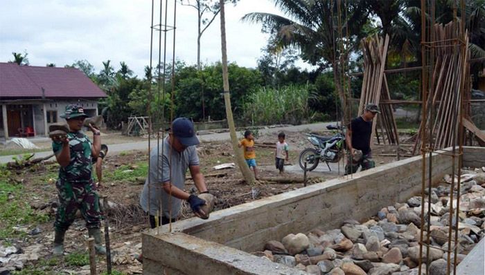 Satgas TMMD ke-127 Kodim 0212/Tapsel Bantu Pembangunan Rumah Milik Anton Silaban di Angkola Sangkunur