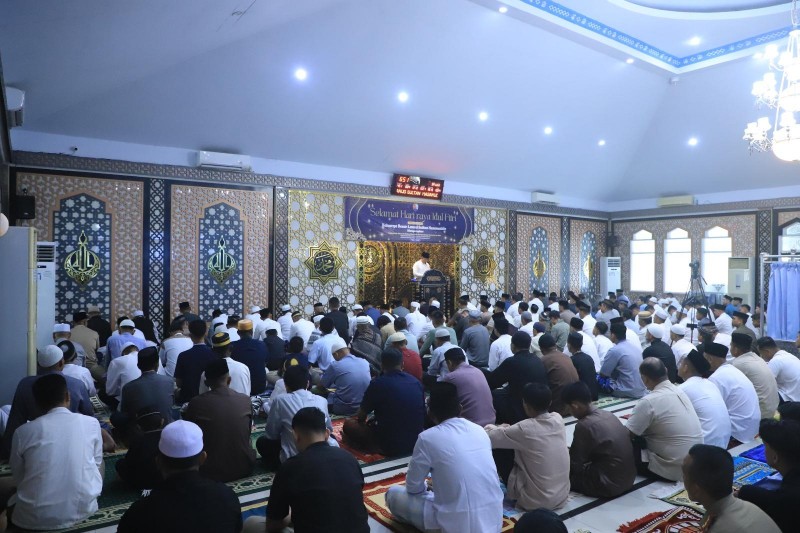 Umat Muslim Lanud Sultan Hasanuddin Laksanakan Sholat Idul Fitri di Masjid Nurussamawat