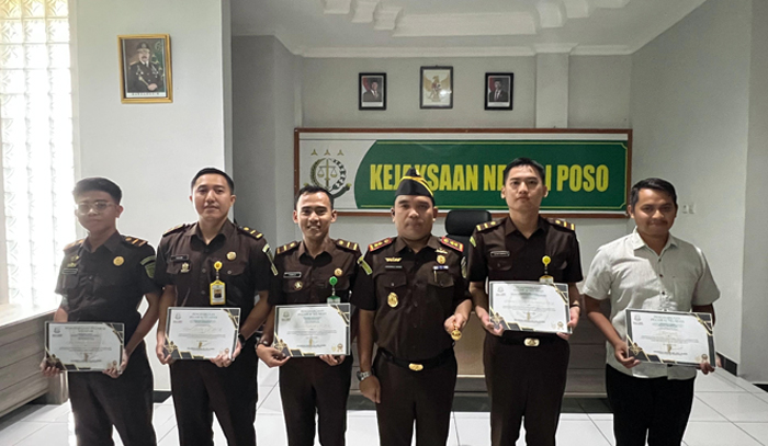 Kajari Poso Berikan Penghargaan Bagi Jaksa, Staf Pegawai, PPNPN Teladan Februari 2026