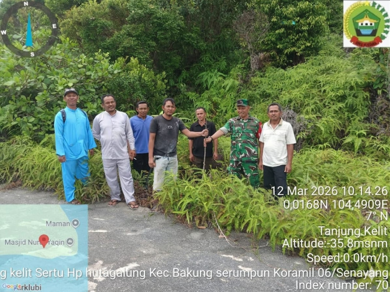 TNI Garda Terdepan : Babinsa Tanjung Kelit Cek Lahan Kosong, Wujudkan KDKMP untuk Kesejahteraan Warga