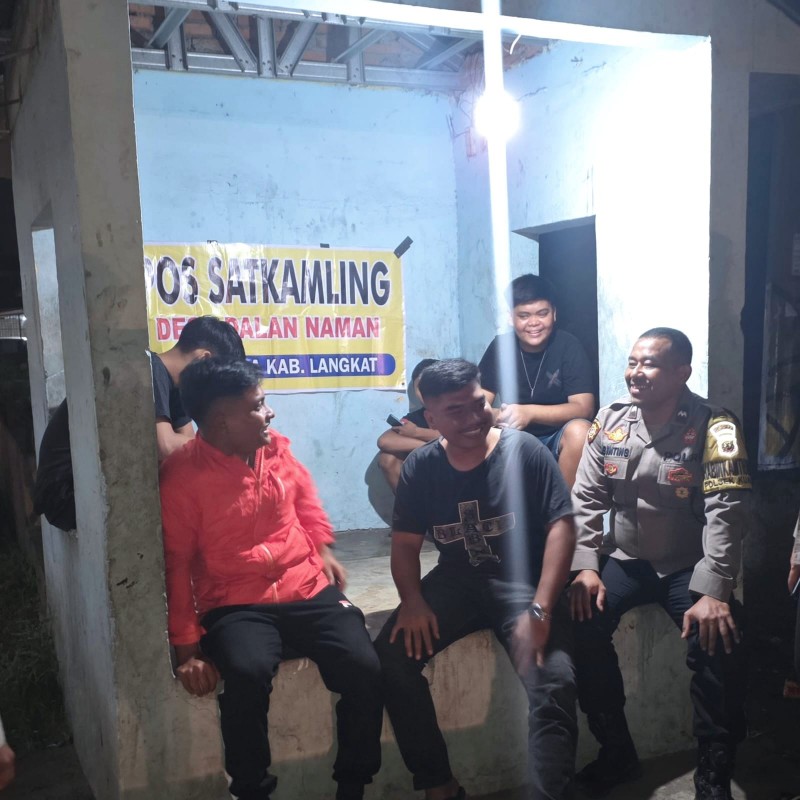 Bhabinkamtibmas Polsek Kuala Cek Pos Kamling.