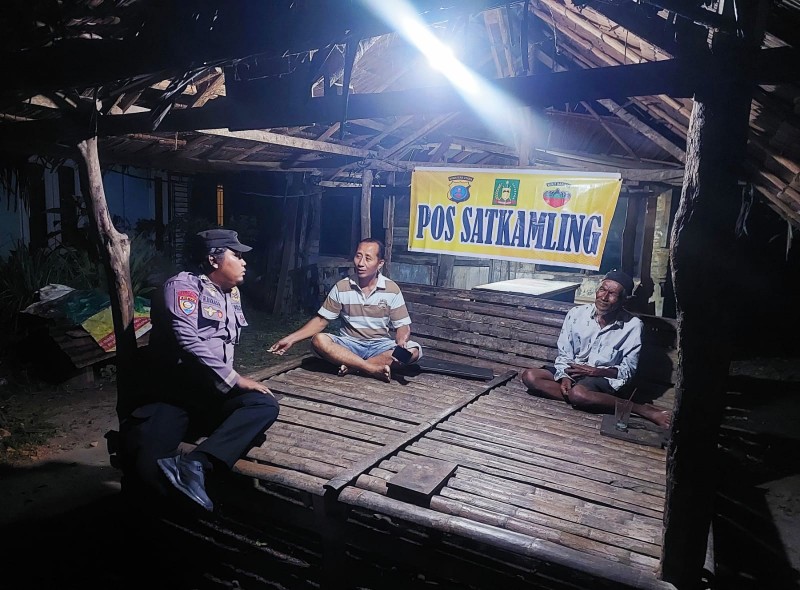 Personil Polsek Salapian Cek Pos Satkamling Keamanan Desa