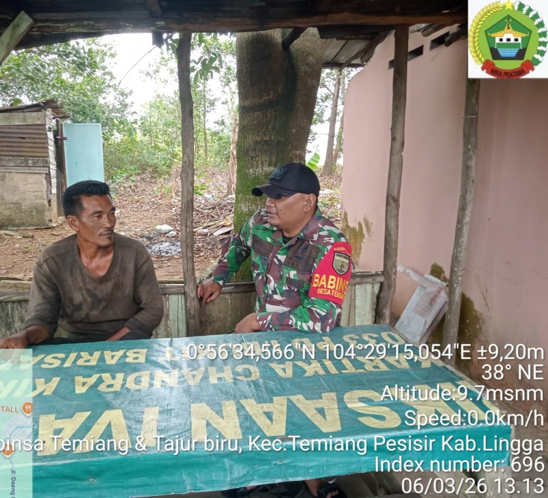 Cegah Wabah DBD, Babinsa Desa Pulau Batang Ajak Tokoh Masyarakat dan Warga Bersihkan Tumpukan Sampah di Dusun II