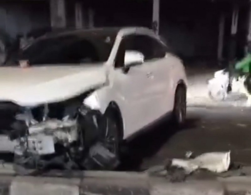 Braaakkk... Mobil Hantam  Motor, Biker Terkapar di Simpang Aksara