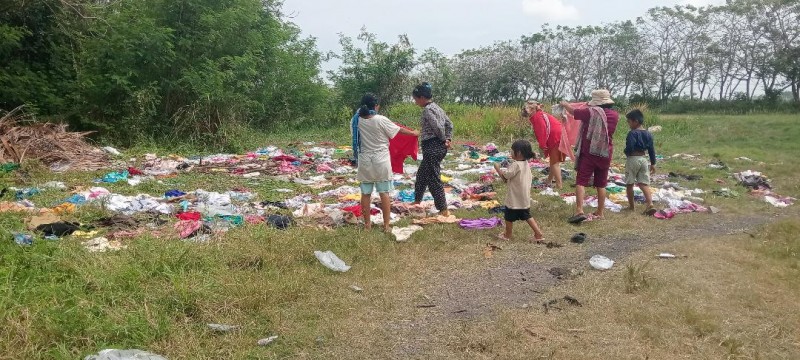 TNI Kodaeral I Bagikan Pakaian Korban Bencana
