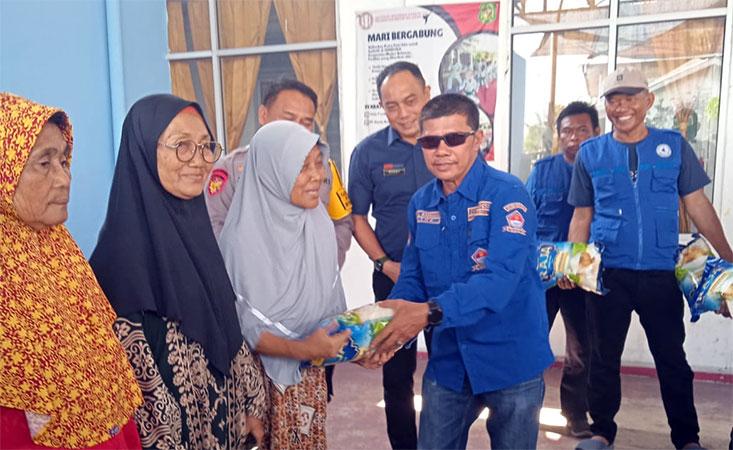 DPC HNSI Medan dan Relawan Wak Young Bagi Bansos ke Warga Pesisir