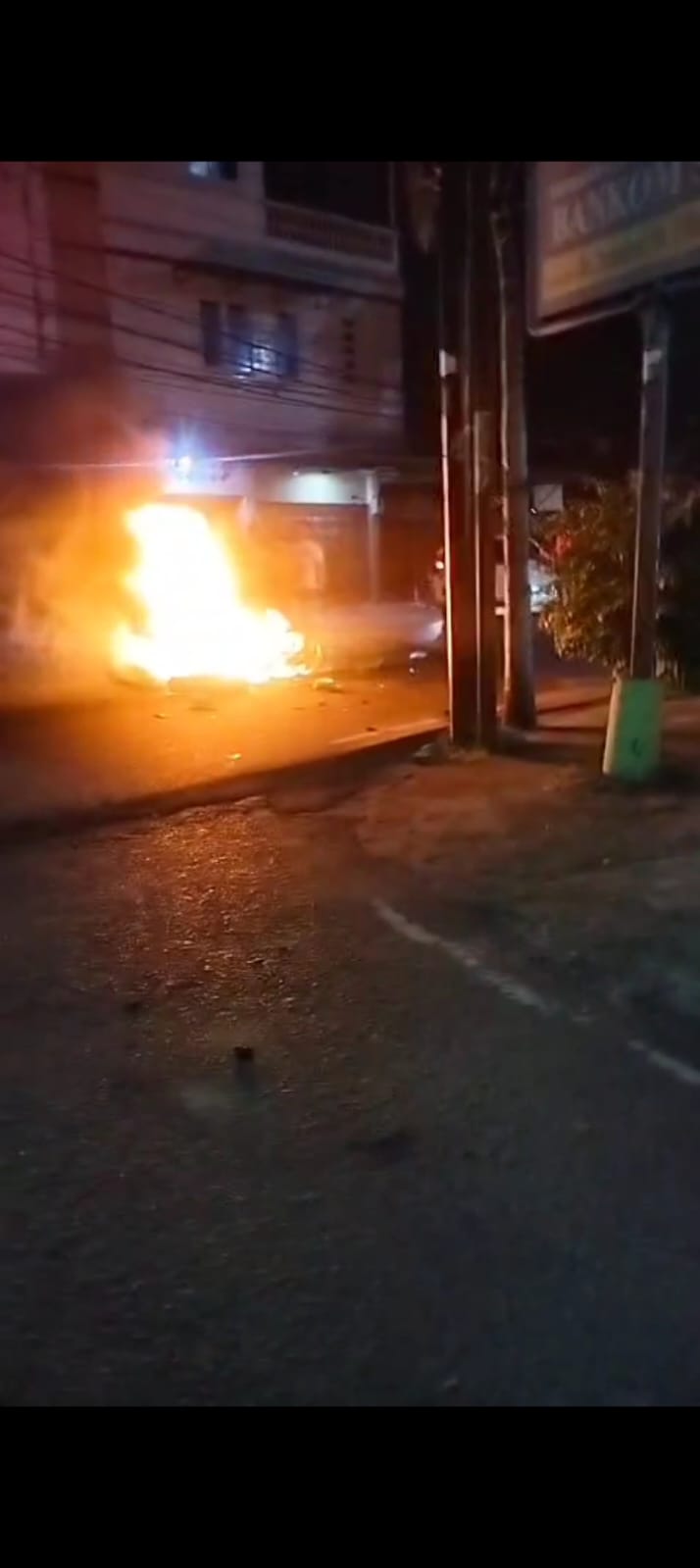 Tabrak Motor Lawan Arah, Pengendara CRF Luka Bakar