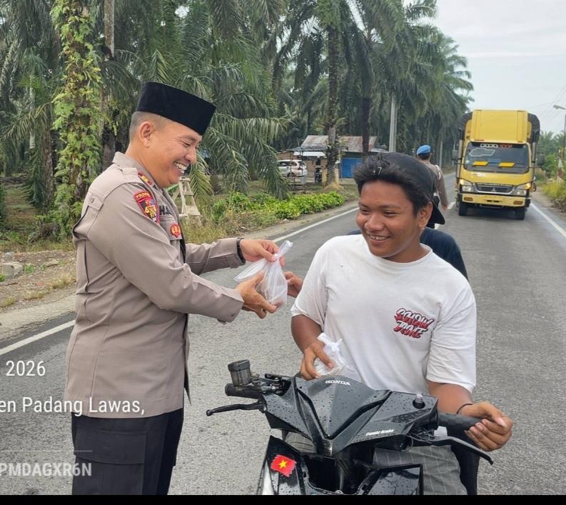Jalan Lintas Depan Mako Polres Padang Lawas Tempat Tebar Berkah Ramadhan