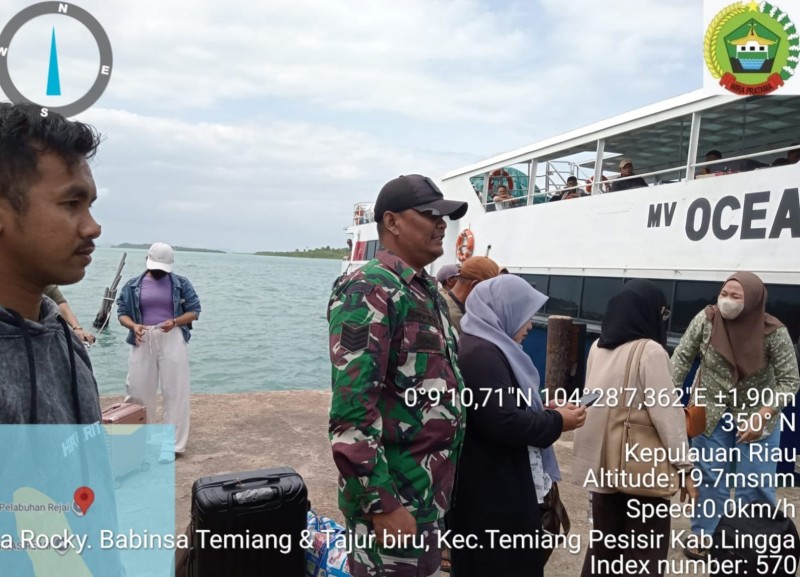 Jaga Kondusivitas Pelabuhan Tajur Biru : Babinsa Koramil 06/Senayang Pantau Dan Amankan Keberangkatan Feri