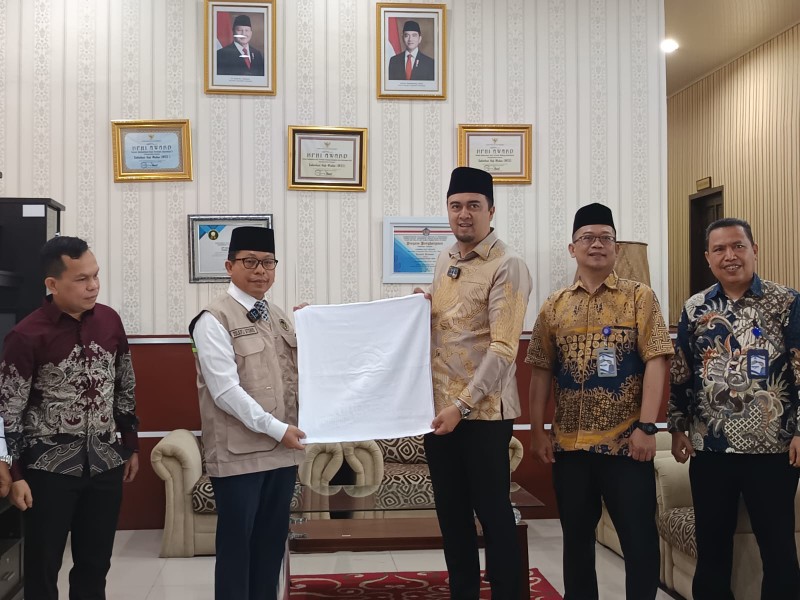 Tirtanadi Bagi Ribuan Handuk untuk Calhaj