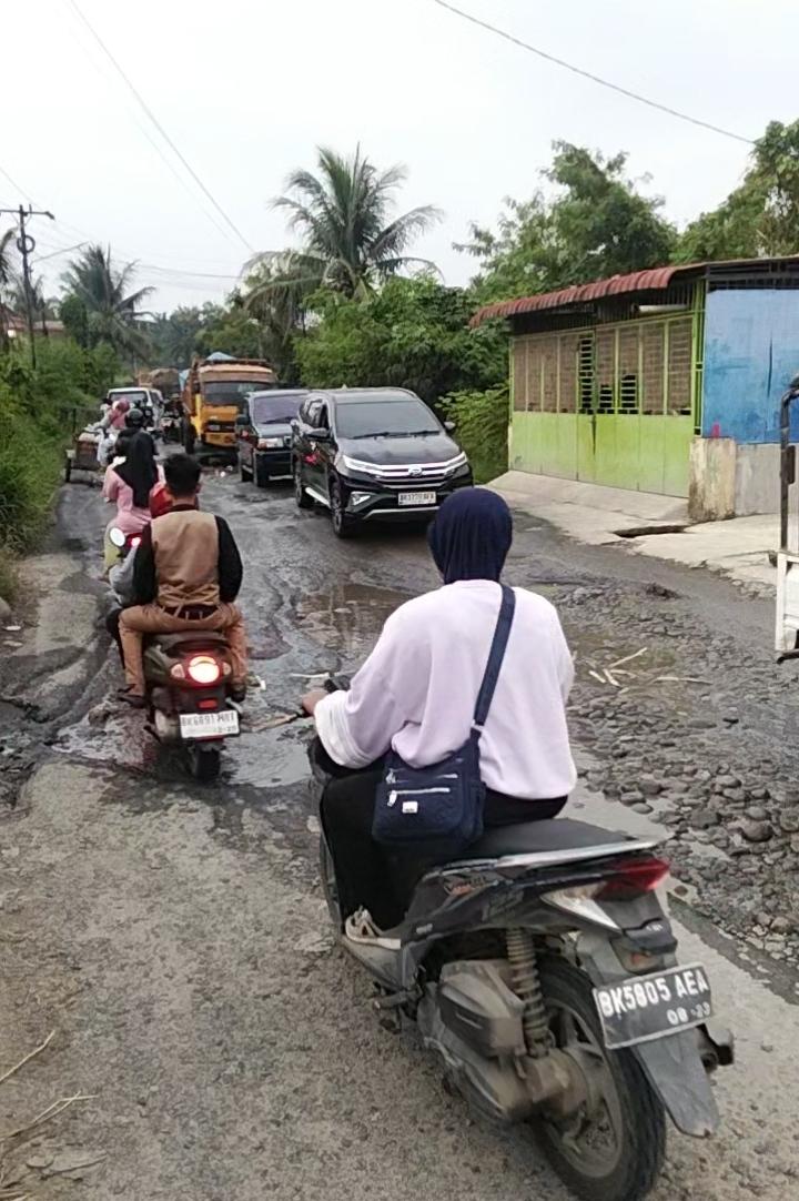 Lebih Kurang Tiga Tahun Jalan Rusak Parah di Cinta Dame 'Dibiarkan'