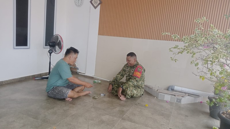 Saring Sebelum Sharing : Pesan Babinsa Lingga Tangkal Hoaks di Era Digital