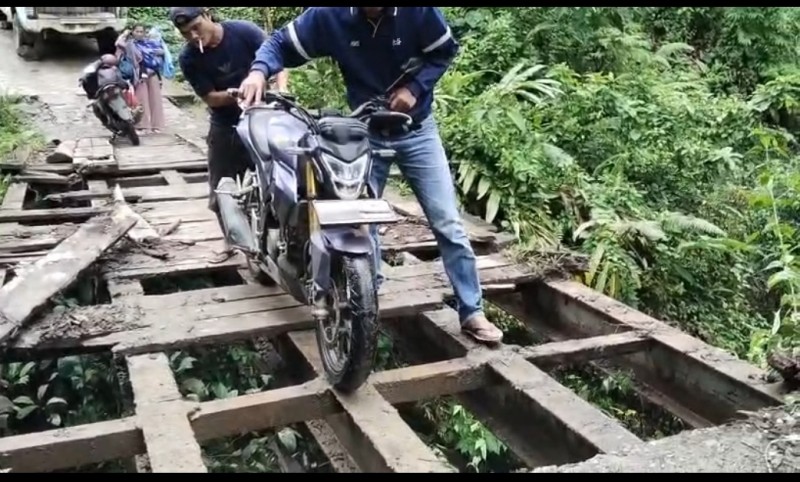 Jembatan Idanotae Lumpuh Total, Akses Dua Kecamatan di Nias Selatan Terputus