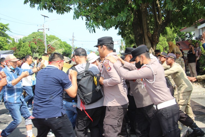 Aksi Brutal Massa Unras Kocar-Kacir Di Semprot Water Cannon