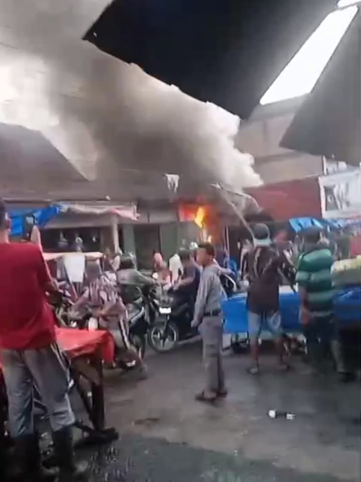 Kios Pedagang Pajak Gambir Tembung Terbakar
