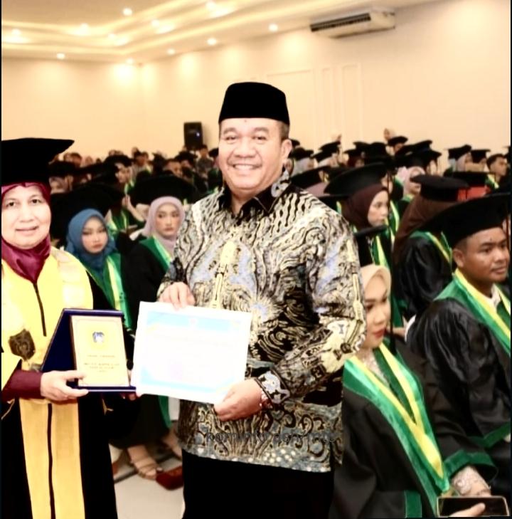 Bupati Asahan Hadir Ditengah Wisudawan IAIDU