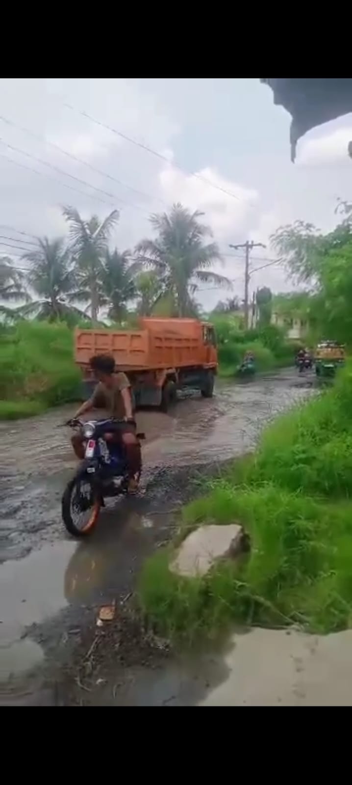 Jalan Patumbak Menuju Delitua Rusak Total, Butuh Perbaikan