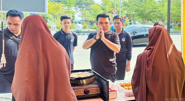 Jaga Kebugaran dan Dukung WFA, Kajari Poso Sapa Warga hingga Petugas Kebersihan Lewat Jalan Pagi Humanis