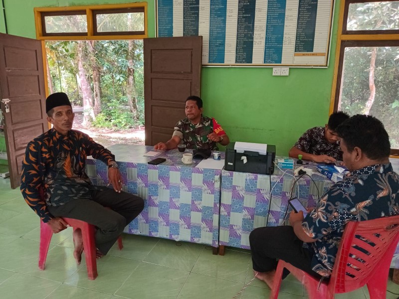 Babinsa Rejai Perkuat Binter Melalui Komsos Bersama Aparatur Desa, Wujudkan Pembinaan Ketahanan Wilayah