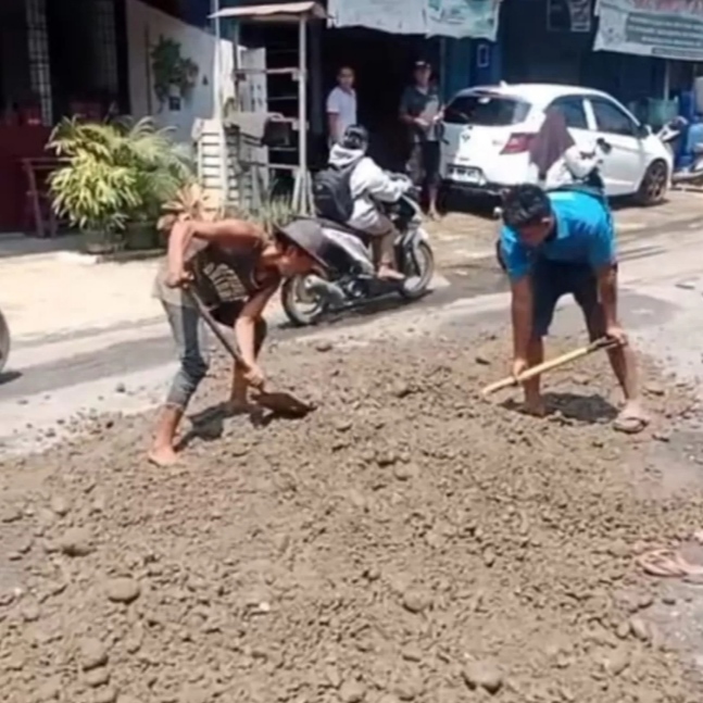 Apresiasi Warga untuk Kepedulian Pengusaha PT IWAN NITRA Timbun Jalan Rusak di Namorambe